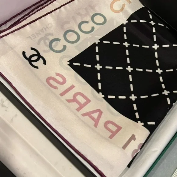 Chanel Scarf 2024 - Picture 2 of 4